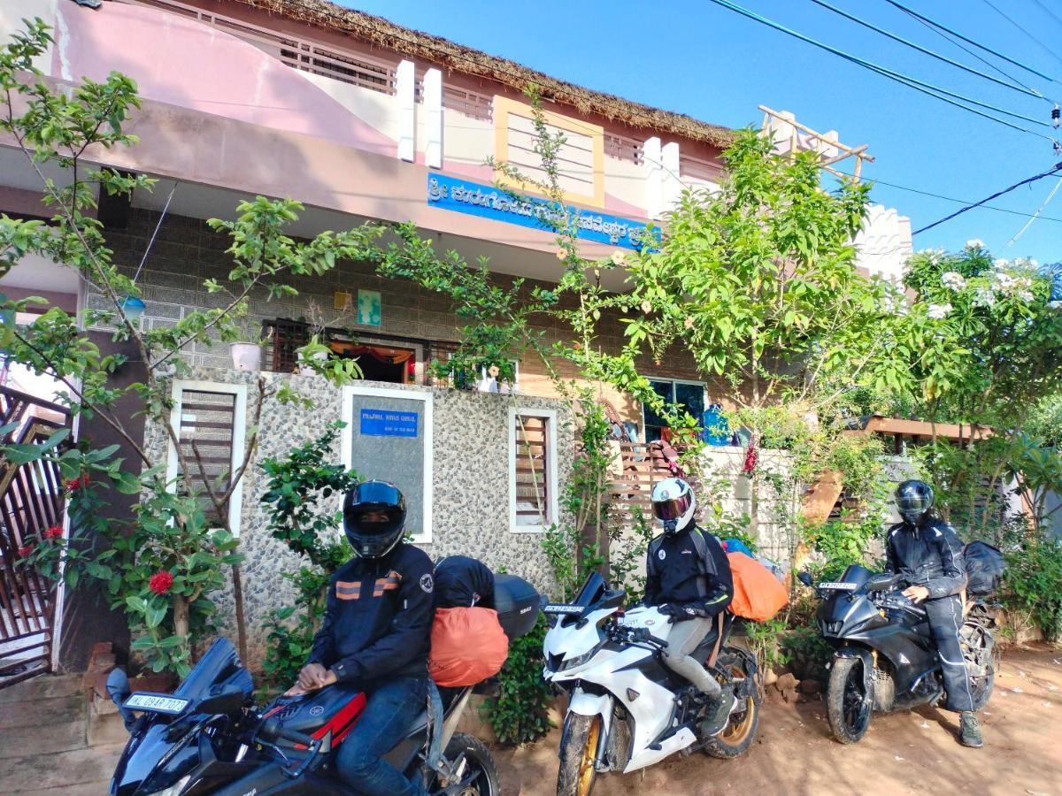 Prajwal Home Stay Hampi Ngoại thất bức ảnh