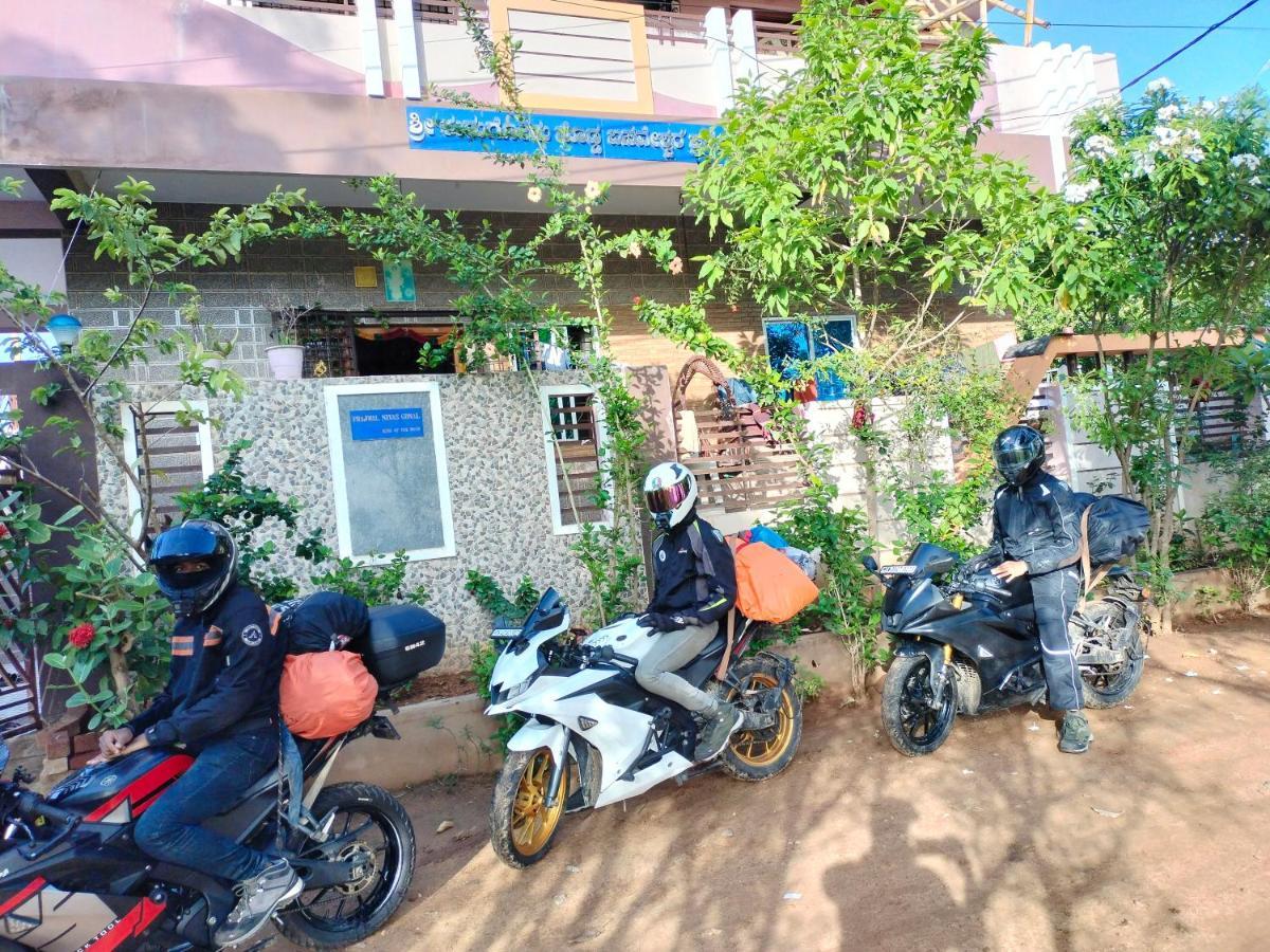 Prajwal Home Stay Hampi Ngoại thất bức ảnh